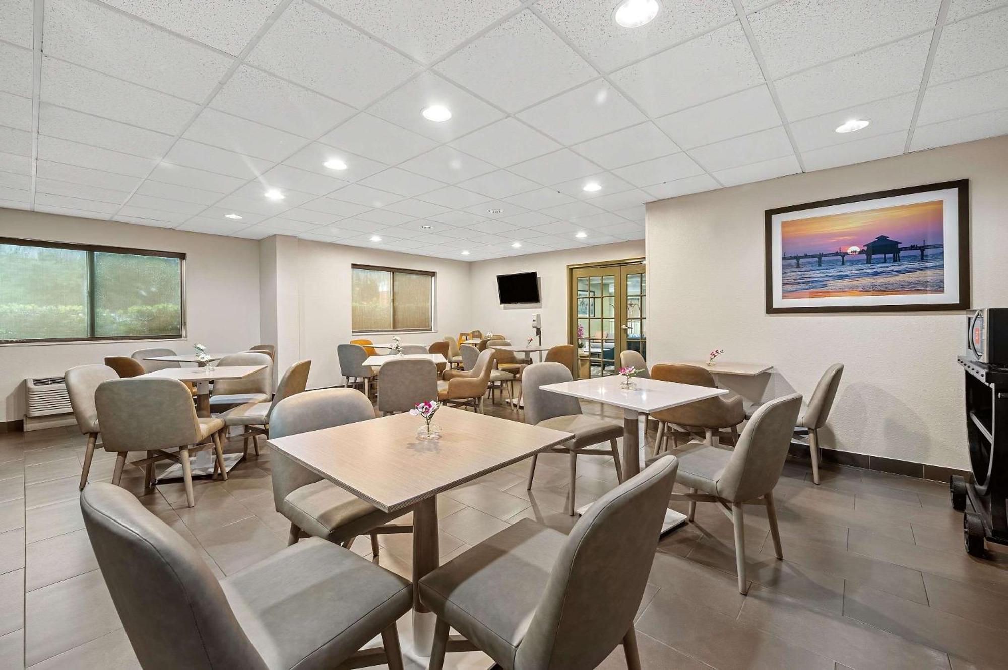 Comfort Inn Fort Myers Northeast Экстерьер фото