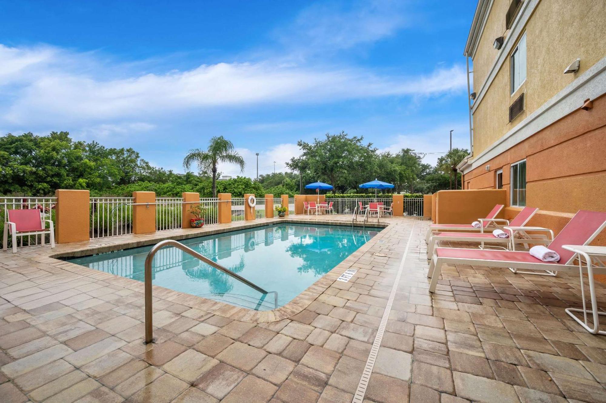 Comfort Inn Fort Myers Northeast Экстерьер фото