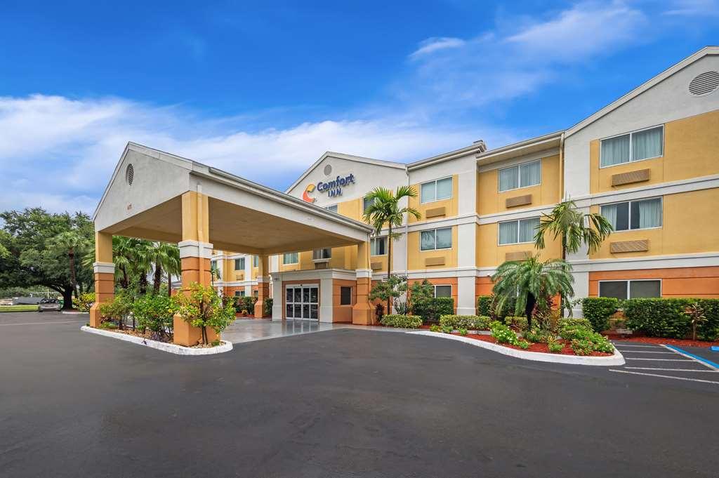 Comfort Inn Fort Myers Northeast Экстерьер фото